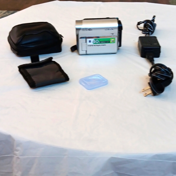 SONY handycamCarl Zeiss 2000 x digital zoom!